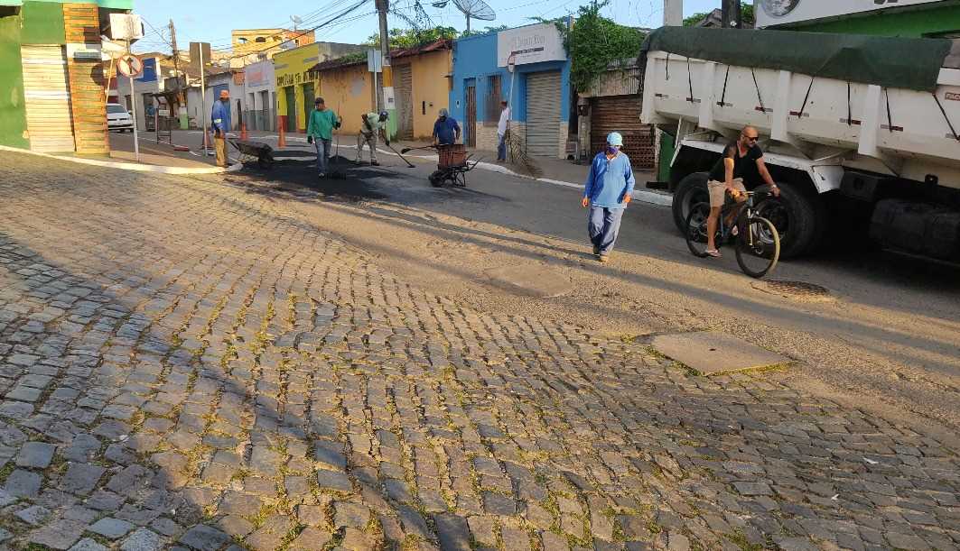 Camacã: Prefeito acompanha recapeamento asfáltico no centro da cidade